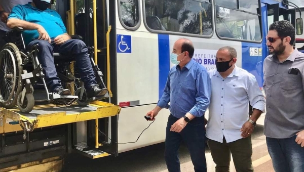 Bocalom apresenta novos ônibus que vão começar a circular em Rio Branco
